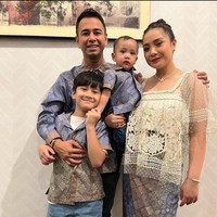 Nagita Slavina bersama sang suami, Raffi Ahmad dan kedua anaknya tampak ikut serta menghadiri acara pernikahan Kaesang Pangarep dan Erina Gudono pada 10 Desember 2022 di Yogyakarta. Raffi bersama kedua anak lelakinya terlihat kompak mengenakan kemeja batik bernuansa biru. Foto: Instagram/@raffinagita1717