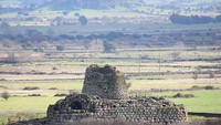Nuraghe Santu Antine, Italia (1600 SM) adalah salah satu situs arkeologi terbesar di Sardinia. Bangunan megalitik Italia ini terletak di Lembah Nuraghi dan menjadi bangunan tertua di wilayah tersebut. Bangunan yang juga dinamai Saint Constantine ini memiliki struktur berupa menara pusat/utamanya dan ada tiga menara yang lebih kecil di sekitar menara pusat. (Foto: Wikimedia Commons)