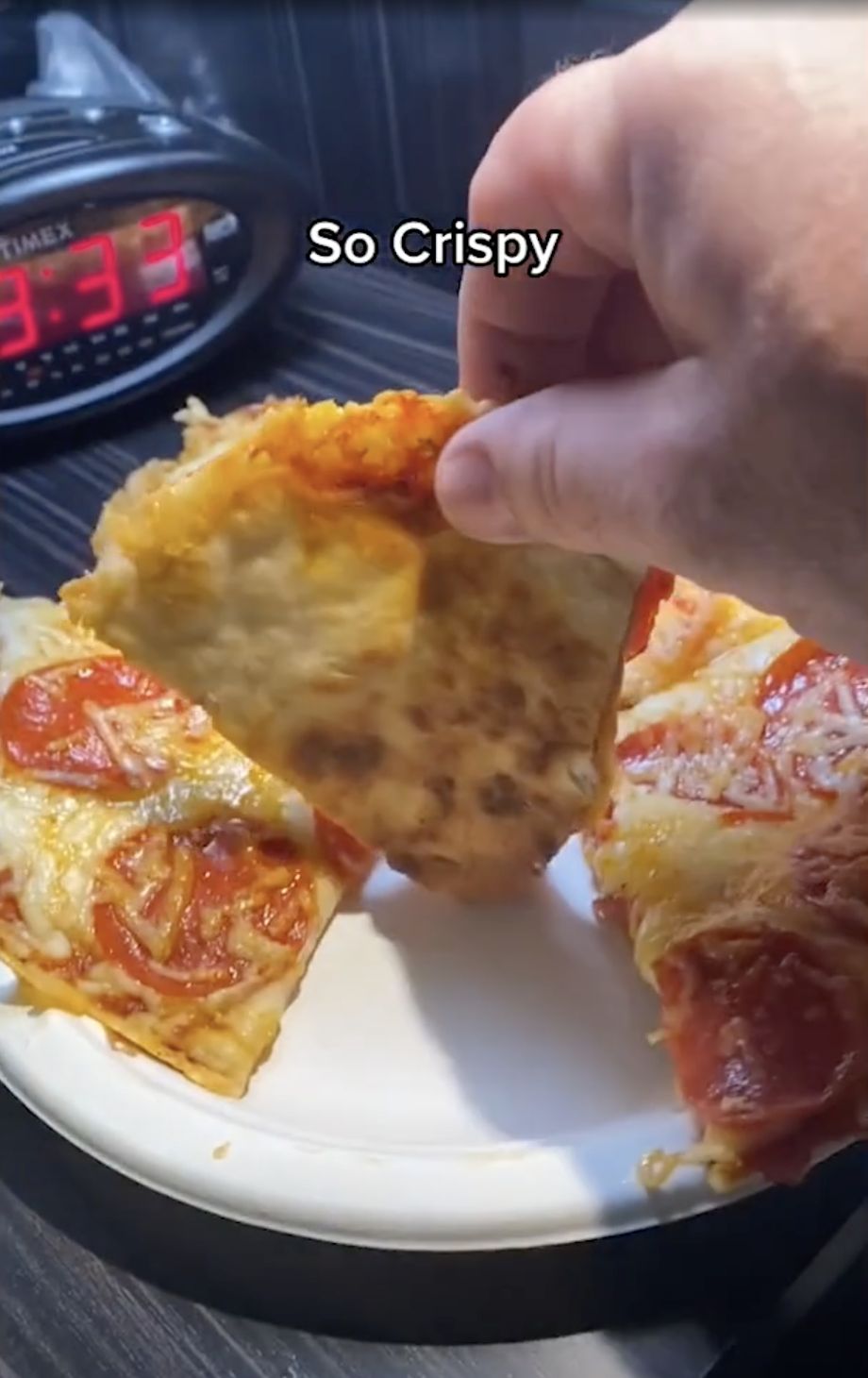 Nyeleneh Banget! Pria Ini Bikin Pizza di Kamar Mandi Hotel