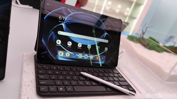 Oppo Pad Air menyajikan layar 10,36 inch resolusi 2K, bezelnya tipis, ada fitur perlindungan mata, speaker Dolby Atmos, chipset Snapdragon 680 dan baterai 7.100. Ada fitur Multi-Screen Interconnection dengan HP Oppo tertentu. Ada stylus dan keyboard case yang bikin tablet ini serasa laptop, keduanya dijual terpisah. Harga Oppo Pad Air Rp 3.9999.000. Foto: Adi Fida Rahman/detikINET
