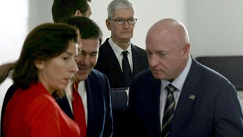 CEO Apple Tim Cook, yang juga menyatakan kalau chip dari pabrik tersebut akan dipakai di iPhone dan MacBook.Chip ini akan dipakai di iPhone dan MacBook, seperti yang dijanjikan Tim Cook. Apple sebelumnya harus membeli semua chip canggih dari luar negeri. Kini kita akan melakukan lebih banyak rantai pasokan mereka di sini, kata Presiden Biden. Foto: Getty Images