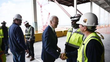 Global Times menyebut keputusan TSMC untuk berinvestasi dalam teknologi mutakhir di AS menunjukkan bahwa Washington telah menipu mereka, dan bahwa AS mencuri teknologi terpenting di dunia dari wilayah Taiwan kami, merujuk pada klaim kedaulatan Beijing atas Taiwan. Foto: Getty Images