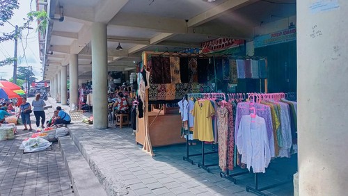 Para pedagang terdampak kebakaran di lantai dua Pasar Mengwi, Badung, Bali, akhirnya menempati los sementara di depan pertokoan utara Pasar Mengwi, Senin (12/12/2022).