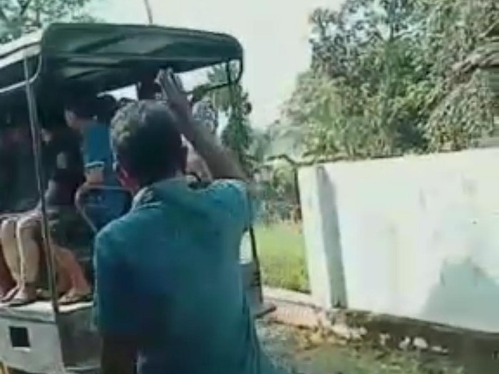 Para pelaku pemerkosaan anak di Probolinggo yang ditangkap dan diangkut dengan mobil patroli