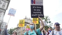 Menurut laporan Reuters, sebanyak 100 ribu perawat National Health Service (NHS) di 76 rumah sakit dan pusat kesehatan terlibat dalam aksi mogok kerja tersebut. Hal inilah yang membuat batalnya 70 ribu janji jadwal pelayanan, prosedur penanganan kesehatan, dan operasi.  Foto: Niklas HALLEN/AFP