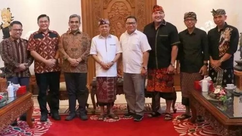 Ketua DPD Partai Gerindra Bali Made Muliawan Arya atau De Gadjah,(tiga dari kanan) saat berkunjung ke Gedung Jaya Sabha Denpasar beberapa waktu lalu