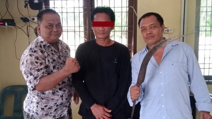 Pelaku pembacokan dan barang bukti diamankan. (Foto: Istimewa)