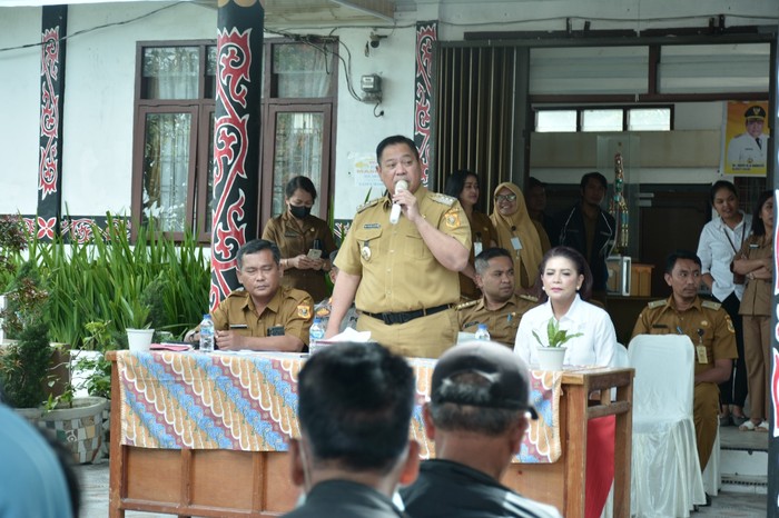Pemkab Dairi Salurkan BLT Dampak Inflasi BBM ke 708 Warga Sidikalang