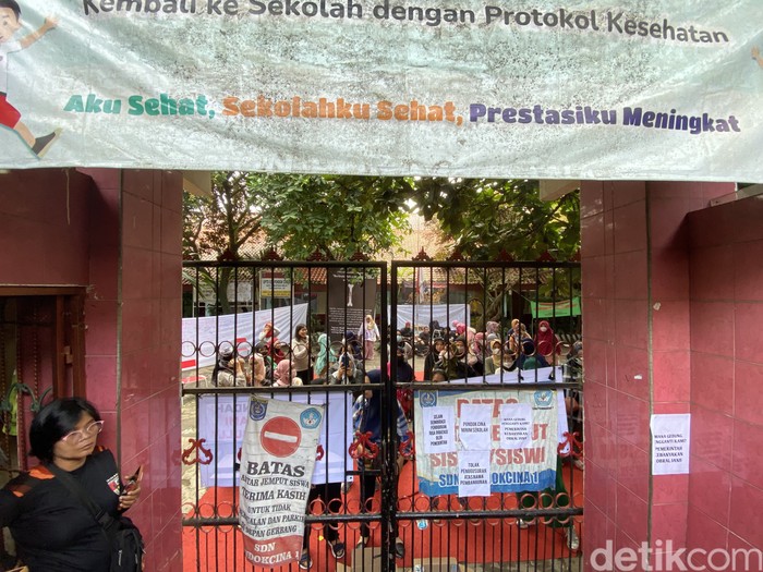 Pemprov Jabar menunda pencairan dana proyek Masjid Raya Depok karena lahan lokasi pembangunan harus lebih dulu menggusur SDN Pondok Cina (Pocin) 1. (Devi P/detikcom)