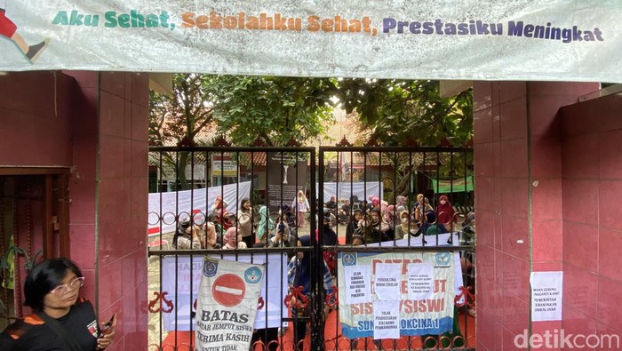 Pemprov Jabar menunda pencairan dana proyek Masjid Raya Depok karena lahan lokasi pembangunan harus lebih dulu menggusur SDN Pondok Cina (Pocin) 1. (Devi P/detikcom)