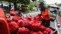 Petugas BPBD menyiapkan paket bantuan logistik untuk korban bencana banjir di halaman Kantor Gubernur Prov Kalteng, Palangka Raya, Kalimantan Tengah, Senin (12/12/2022).