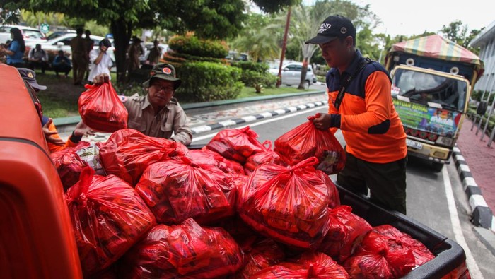 Petugas BPBD menyiapkan paket bantuan logistik untuk korban bencana banjir sebelum diberangkatkan dari Kantor Gubernur Prov Kalteng, Palangka Raya, Kalimantan Tengah, Senin (12/12/2022). Pemprov Kalteng mendistribusikan sebanyak 30 ribu bantuan logistik berupa paket sembako dan beras untuk korban banjir akibat luapan banjir Sungai DAS Barito yang melanda di wilayah Kabupaten Murung Raya, Barito Selatan dan Utara. ANTARA FOTO/Makna Zaezar/rwa.