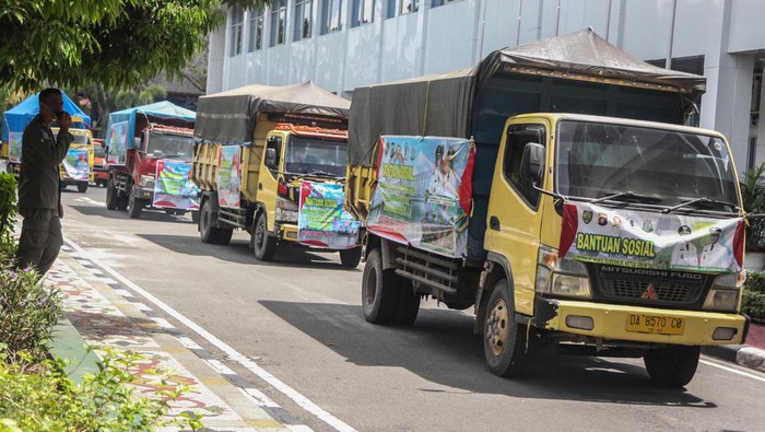 Petugas BPBD menyiapkan paket bantuan logistik untuk korban bencana banjir sebelum diberangkatkan dari Kantor Gubernur Prov Kalteng, Palangka Raya, Kalimantan Tengah, Senin (12/12/2022). Pemprov Kalteng mendistribusikan sebanyak 30 ribu bantuan logistik berupa paket sembako dan beras untuk korban banjir akibat luapan banjir Sungai DAS Barito yang melanda di wilayah Kabupaten Murung Raya, Barito Selatan dan Utara. ANTARA FOTO/Makna Zaezar/rwa.