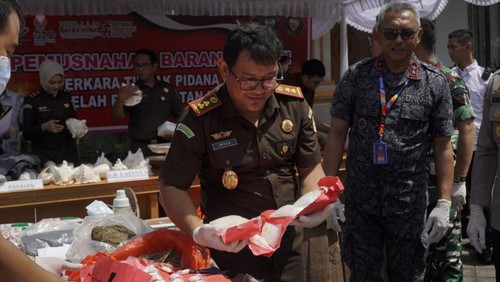 Pemusnahan barang bukti perkara pidana narkotika sepanjang Juni-Nopember 2022, di Kejari Badung, Senin (12/12/2022).