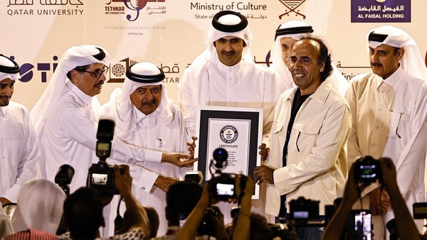Seniman Emad Salehi saat menerima Guinness World Record Award dari Menteri Kebudayaan, Sheikh Abdulrahman bin Hamad al Thani.  