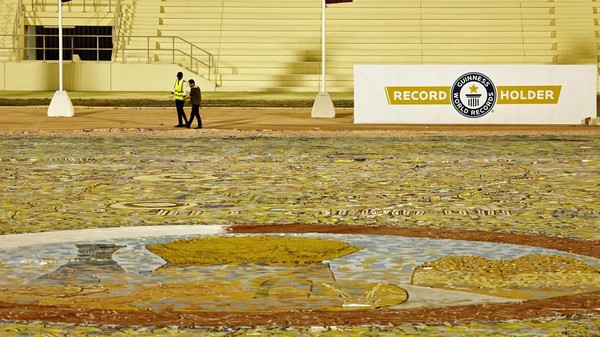 Perhelatan Piala Dunia 2022 menjadi momentum berharga bagi Qatar untuk menunjukkan hal-hal menarik dan unik hingga mencetak rekor dunia. Salah satunya lukisan raksasa yang dibuat di atas kanvas seluas lapangan bola ini. Â Perhelatan Piala Dunia 2022 menjadi momentum berharga bagi Qatar untuk menunjukkan hal-hal menarik dan unik hingga mencetak rekor dunia. Salah satunya lukisan raksasa yang dibuat di atas kanvas seluas lapangan bola ini. Â