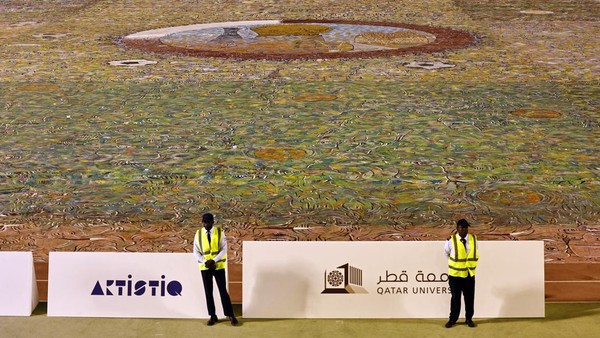 Lukisan olahraga dan budaya terbesar di dunia karya Seniman Emad Salehi dipajang di lapangan Stadion Universitas Qatar, Rabu (7/12/2022). Lukisan olahraga dan budaya terbesar di dunia karya Seniman Emad Salehi dipajang di lapangan Stadion Universitas Qatar, Rabu (7/12/2022).