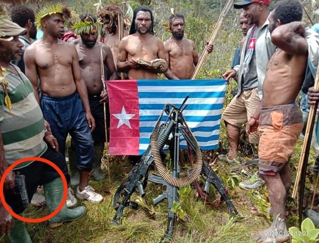 Penampakan senjata api dibawa KKB yang diduga senjata api organik TNI.