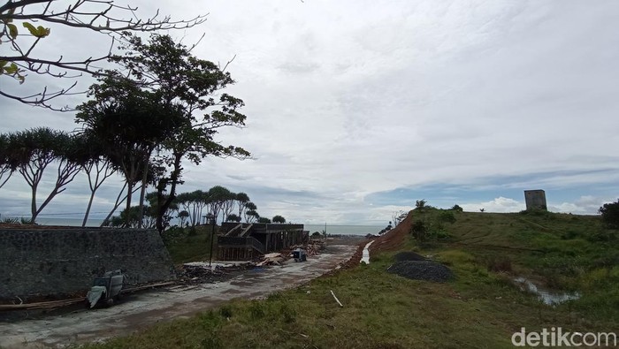 Penataan objek wisata pantai Karang Tawulan Kabupaten Tasikmalaya sedang dilakukan Pemkab.