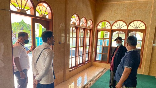 Polisi saat meminta keterangan saksi usai heboh temuan kotak amal di TPS