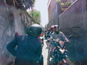 Jalan Kapal-Lukluk Diperbaiki, Pengendara Bikin Sesak Gang Warga