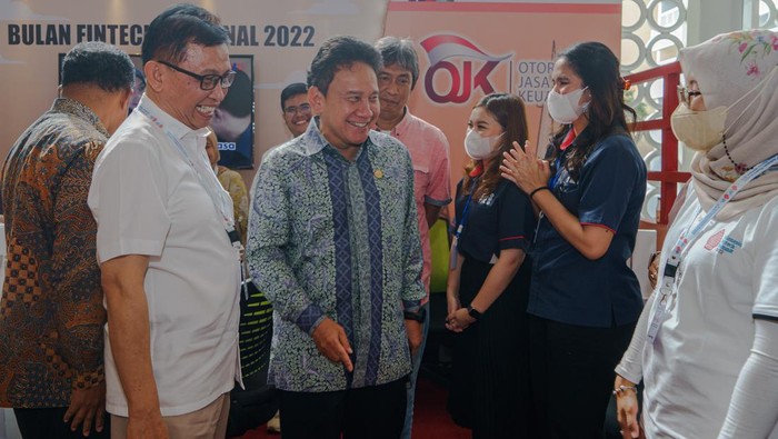 PENUTUPAN 4th INDONESIA FINTECH SUMMIT Wakil Ketua Dewan Komisioner OJK Mirza Adityaswara (kedua kanan) bersama Deputi Komisioner OJK Institute dan Keuangan Digital OJK Imansyah (kedua kiri) mengunjungi booth OJK saat Penutupan 4th Indonesia Fintech Summit & Bulan Fintech Nasional 2022 di Royal Ambarrukmo, Sleman, D.I Yogyakarta, Senin (12/12/2022). Kegiatan yang telah digelar selama satu bulan secara daring tersebut merupakan salah satu komitmen bersama yang dibangun dalam mendukung percepatan pemulihan ekonomi nasional. ANTARA FOTO/Andreas Fitri Atmoko/hp.