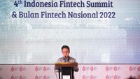 Wakil Ketua Dewan Komisioner OJK Mirza Adityaswara memberikan sambutan pada Penutupan 4th Indonesia Fintech Summit & Bulan Fintech Nasional 2022 di Royal Ambarrukmo, Sleman, D.I Yogyakarta, Senin (12/12/2022).