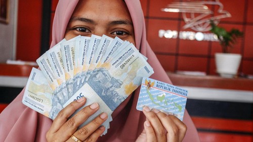 Warga antre untuk mencairkan Bantuan Subsidi Upah (BSU) di Kantor Pos, Ciawi, Kabupaten Bogor, Jawa Barat, Senin (12/12/2022). Menteri Ketenagakerjaan (Menaker) Ida Fauziyah mengatakan penyaluran BSU 2022 senilai Rp9,6 triliun bertujuan menopang daya beli pekerja atau buruh di tengah kenaikan harga kebutuhan pokok. ANTARA FOTO/Yulius Satria Wijaya/rwa.