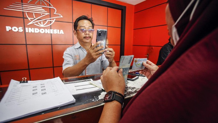 Warga antre untuk mencairkan Bantuan Subsidi Upah (BSU) di Kantor Pos, Ciawi, Kabupaten Bogor, Jawa Barat, Senin (12/12/2022). Menteri Ketenagakerjaan (Menaker) Ida Fauziyah mengatakan penyaluran BSU 2022 senilai Rp9,6 triliun bertujuan menopang daya beli pekerja atau buruh di tengah kenaikan harga kebutuhan pokok. ANTARA FOTO/Yulius Satria Wijaya/rwa.
