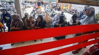 Warga antre untuk mencairkan Bantuan Subsidi Upah (BSU) di Kantor Pos, Ciawi, Kabupaten Bogor, Jawa Barat, Senin (12/12/2022).