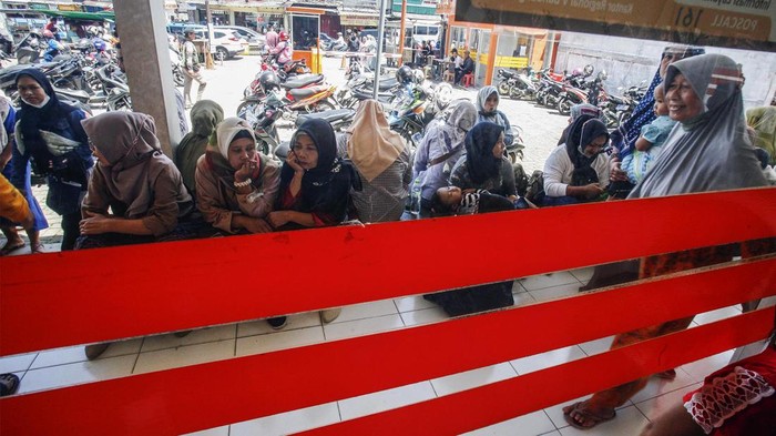 PENYALURAN BANTUAN SUBSIDI UPAH Warga antre untuk mencairkan Bantuan Subsidi Upah (BSU) di Kantor Pos, Ciawi, Kabupaten Bogor, Jawa Barat, Senin (12/12/2022). Menteri Ketenagakerjaan (Menaker) Ida Fauziyah mengatakan penyaluran BSU 2022 senilai Rp9,6 triliun bertujuan menopang daya beli pekerja atau buruh di tengah kenaikan harga kebutuhan pokok. ANTARA FOTO/Yulius Satria Wijaya/rwa.