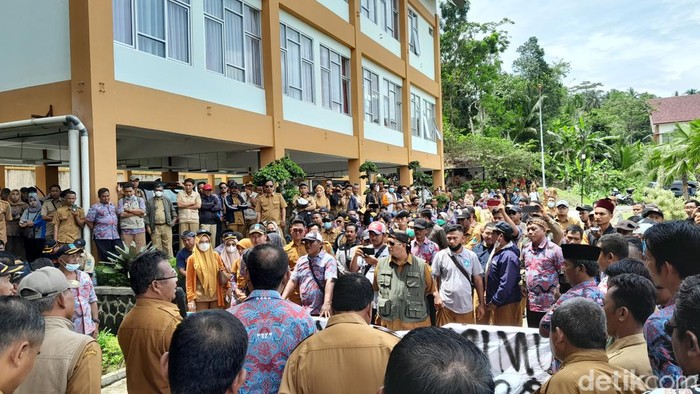 Perangkat desa di Pangandaran melakukan unjuk rasa menuntut pencairan Tunjangan Penghasilan bagi Aparat Pemerintah Desa.