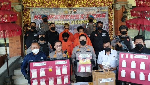 Empat pelaku peredaran 39 ribu pil koplo ditahan di Mapolresta Denpasar.