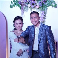 Anggota TNI AD Aprilio Manganang resmi menikah dengan kekasihnya Claudya pada 11 Desember 2022 di Sutan Raja Hotel Manado, Sulawesi Utara. Momen pernikahan keduanya diunggah ke Instagram. Manganang dan Claudya berpose menunjukkan cincin yang ada di jari masing-masing.  Foto: Dok. Instagram @manganang92.