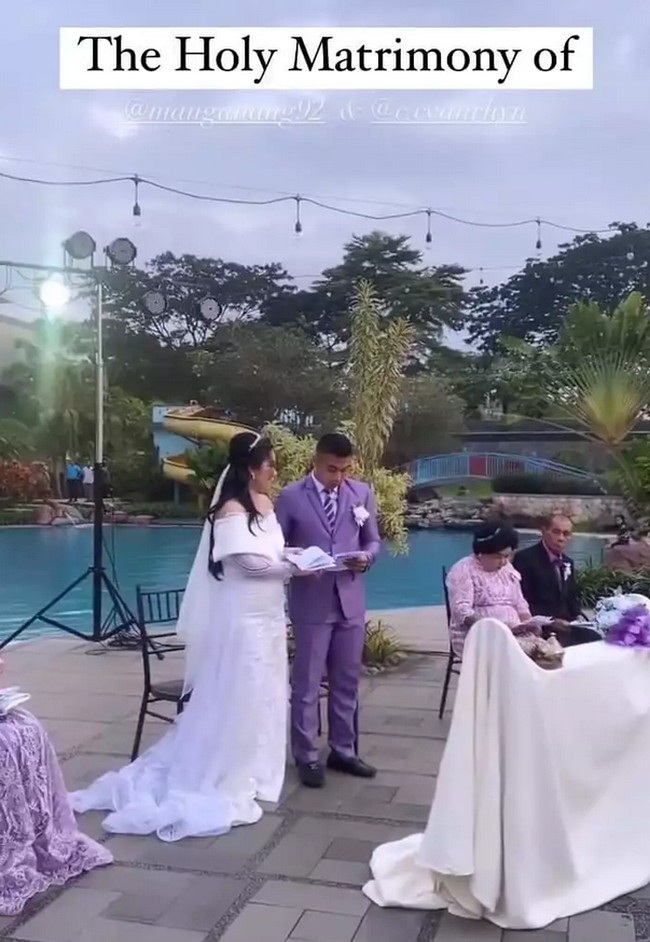 Aprilio Manganang dan Claudya memilih lokasi outdoor untuk pemberkatan pernikahan. Pemandangan kolam renang dengan dekorasi rustic menambah kesan intim nan syahdu saat hari bahagia. Foto: Dok. Instagram @lemajortheorganizer.