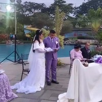 Aprilio Manganang dan Claudya memilih lokasi outdoor untuk pemberkatan pernikahan. Pemandangan kolam renang dengan dekorasi rustic menambah kesan intim nan syahdu saat hari bahagia. Foto: Dok. Instagram @lemajortheorganizer.