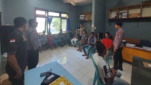 Personel Satuan Intelkam dan Satuan Reskrim Polres Manggarai Barat mengamankan calon tenaga kerja yang hendak dikirim ke Kalimantan.