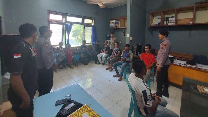 Personel Satuan Intelkam dan Satuan Reskrim Polres Manggarai Barat mengamankan calon tenaga kerja yang hendak dikirim ke Kalimantan.