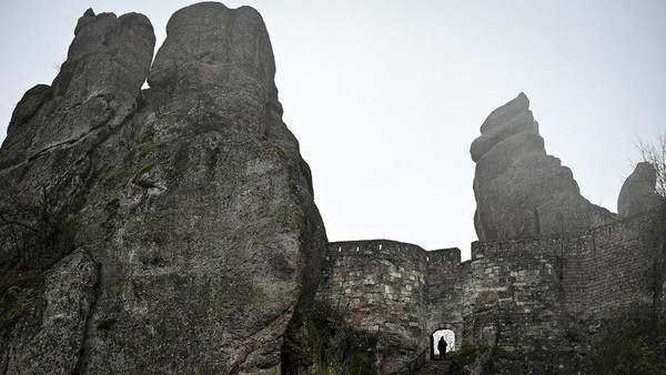 Gugusan patung batu di Belogradchick Rocks, Bulgaria, terlihat menyerupai orang, binatang, benteng, piramida, atau benda yang berbeda berukuran raksasa. Wisata alam ini paling banyak dikunjungi wisatawan di daerah Balkan.