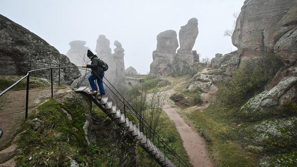 Di Belogradchick Rocks, Bulgaria, juga terdapat kelompok bebatuan terbesar atau The Dinosur dengan panorama berupa batu, tebing, padang rumput, sungai, dan gunung yang indah. Terdapat berbagai satwa yang hidup di sekitar Belogradchick Rocks seperti, elang, burung hantu, burung hering kecil, bangau hitam, dan lain-lain. Di Belogradchick Rocks, Bulgaria, juga terdapat kelompok bebatuan terbesar atau The Dinosur dengan panorama berupa batu, tebing, padang rumput, sungai, dan gunung yang indah. Terdapat berbagai satwa yang hidup di sekitar Belogradchick Rocks seperti, elang, burung hantu, burung hering kecil, bangau hitam, dan lain-lain.Â