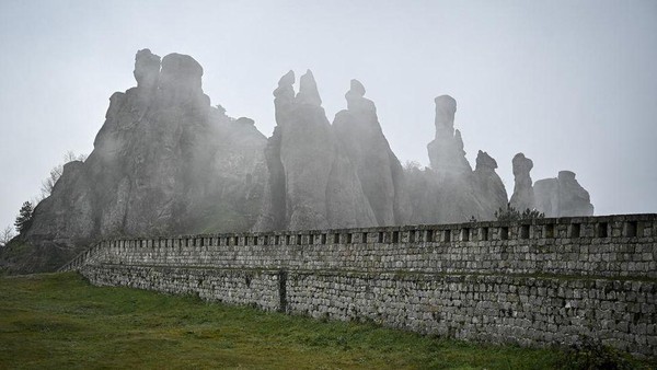 Di sana pengunjung bisa melihat pemandangan tebing batu yang memiliki panjang 30 kilometer dengan lebar 200 meter. 
