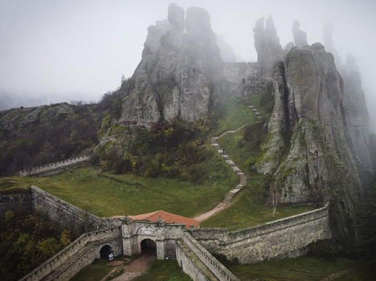Pesona Gugusan Tebing Batu di Bulgaria, Indah Banget