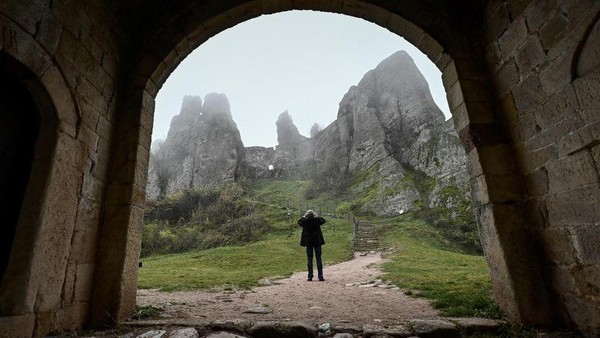 Seorang pengunjung mengambil foto Benteng Belogradchik di Bulgaria, Selasa (29/11/2022). Belogradchick Rocks merupakan salah satu objek wisata Bulgaria paling populer yang berusia lebih dari 230 juta tahun. 
