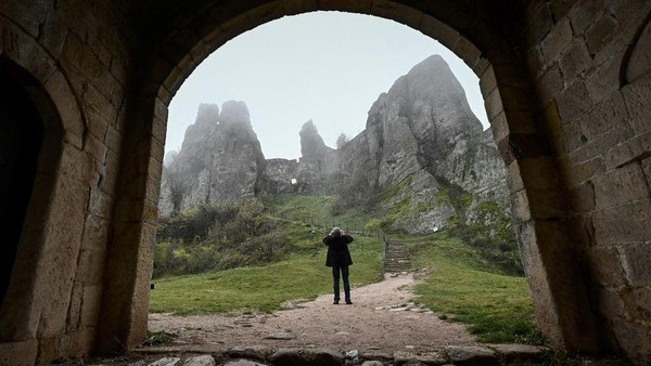 Seorang pengunjung mengambil foto Benteng Belogradchik di Bulgaria, Selasa (29/11/2022). Belogradchick Rocks merupakan salah satu objek wisata Bulgaria paling populer yang berusia lebih dari 230 juta tahun. Seorang pengunjung mengambil foto Benteng Belogradchik di Bulgaria, Selasa (29/11/2022). Belogradchick Rocks merupakan salah satu objek wisata Bulgaria paling populer yang berusia lebih dari 230 juta tahun.Â