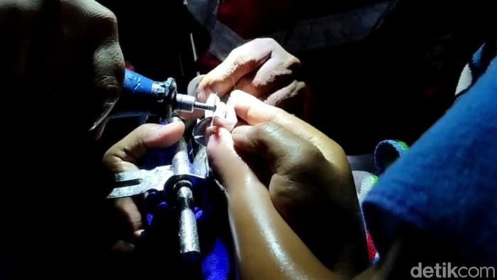 Petugas Damkar membantu mengeluarkan jari tangan bocah Bandung yang terjebak di slot kunci.