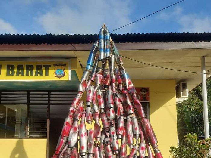 Pohon natal yang dirangkai dari 93 knalpot sitaan di Polsek Siau Barat.