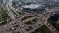 Pemandangan dari udara memperlihatkan sejumlah mobil melintas di sekitar pusat kota Krakow, Polandia, Senin (12/12/2022).