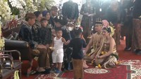 Lagi-lagi Panembahan Al Nahyan Nasution terpantau hanya memakai singlet dan tidak ketinggalan dot susu di tangannya. Foto: YouTube Presiden Joko Widodo