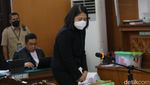 Potret Putri Candrawathi Dicecar Hakim Saat Jadi Saksi