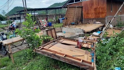 Potret rumah warga di Sumbawa Barat yang diterjang angin puting beliung. (IST)